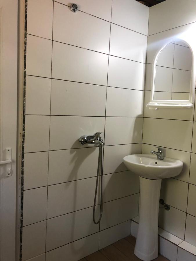 Guest House Ledio 발보너 외부 사진